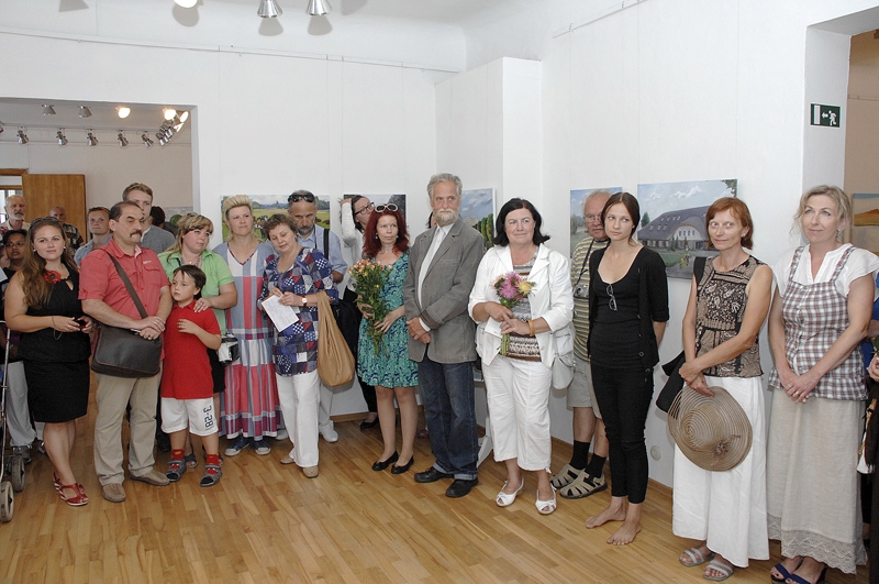 Plenēra dalībnieki izstādes atklāšanā. Trešā no kreisās – visaugstāk novērtētā darba «Rundāles pils» autore Viktorija Krupska no Baltkrievijas.
Autors: Foto – Ivars Bogdanovs