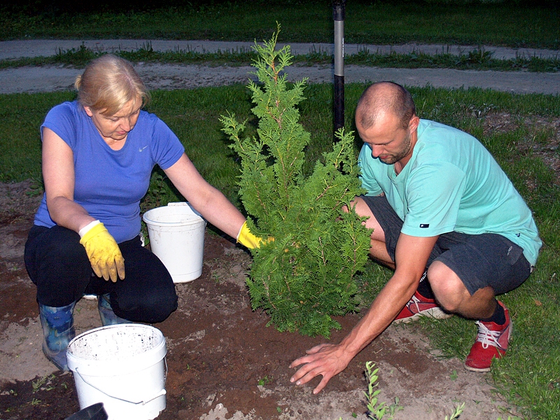 Krāšņumdobi, kas norobežo aktīvās atpūtas laukumu, papildina Iveta Dravniece un Andris Kalniņš.
Autors: Foto – Antra Ērgle