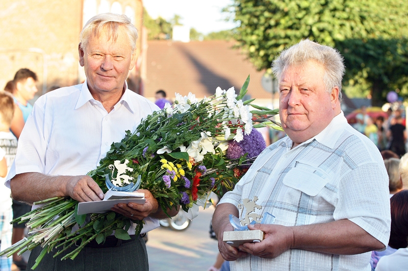 Bauskas novada augstāko apbalvojumu «Mūža ieguldījums» saņēma Aivars Bērziņš (no kreisās) un Antons Mašals.
Autors: Foto –  Linda Kaufmane