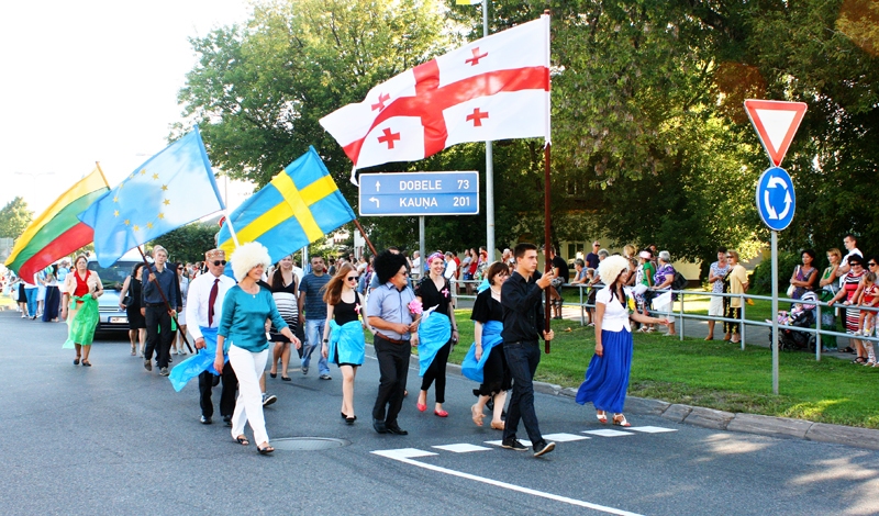 Bauskas novada svētku noslēguma pasākums sestdien, 3. augustā, sākās ar gājienu. Tā priekšgalā novada viesu ārvalstu delegācijas.  
Autors: Foto –  Linda Kaufmane