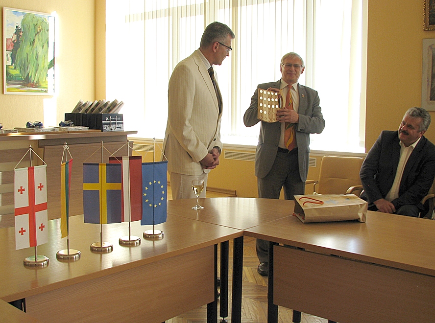 Bauskas novada domes priekšsēdētāju Raiti Ābelnieku un visus novada iedzīvotājus svētkos sveic Rundāles novada domes priekšsēdētājs Aivars Okmanis (otrais no kreisās).
Autors: Vilnis Auzāns