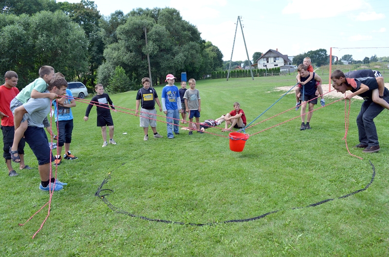 Spēļu dalībnieki mācījās izmantot virvju konstrukcijas cits cita atbalstam dažādās situācijās.
Autors: no L. Jerķes albuma.