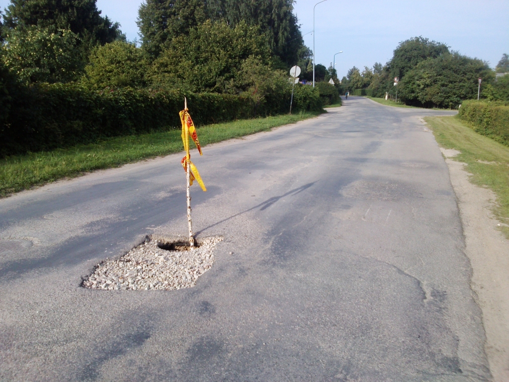 Fotogrāfijas - uzskatāms materiāls problēmas esamībai Skolas ielā.
Autors: Aculiecinieka foto