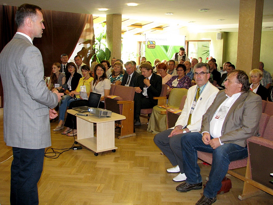 Bauskas biznesa foruma dalībniekus uzrunā uzņēmējdarbības konsultatīvās padomes vadītājs Aivars Svarenieks. 

Autors: Vilnis Auzāns