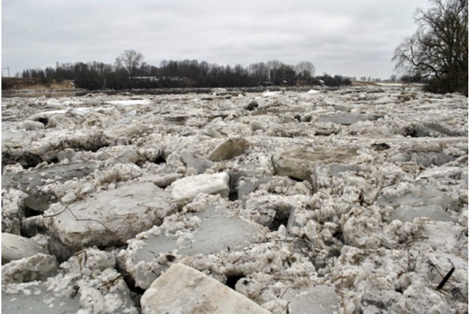 Šādi ledus sanesumi pavasarī bojājuši autoceļu Saulītes–Mazmežotne–Senči, kas iet gar Lielupi.
Autors: no «Bauskas Dzīves» arhīva.