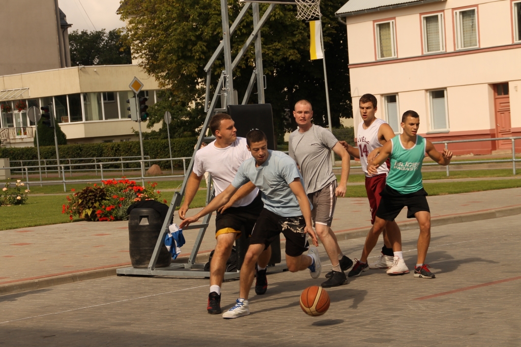 «Zirņi un Co» (baltos tērpos) spēlē pret «Īslīces» komandu. 
Autors: Uldis Varnevičs