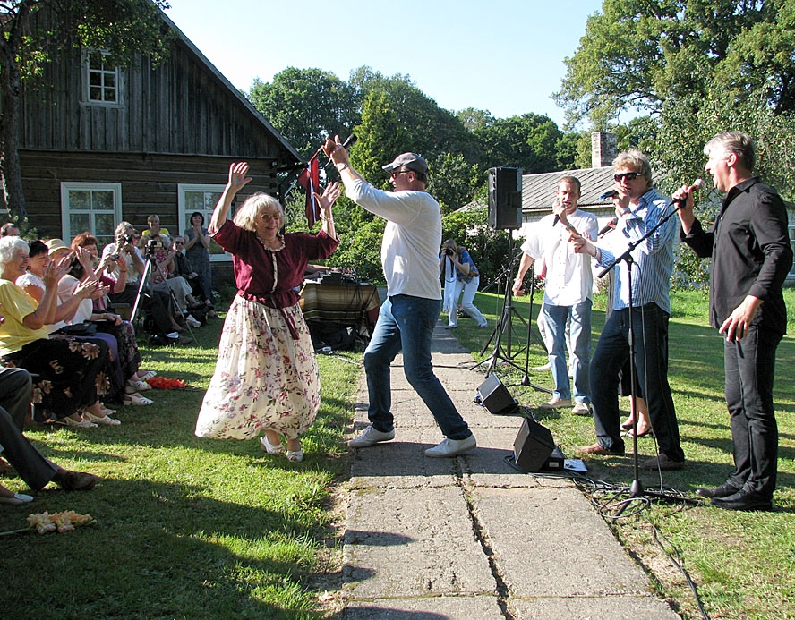 Alfreda Amtmaņa-Briedīša balvas ieguvēja aktrise Ausma Ziemele metas jautrā dejā ar Ivaru Pugu.
Autors: Vilnis Auzāns