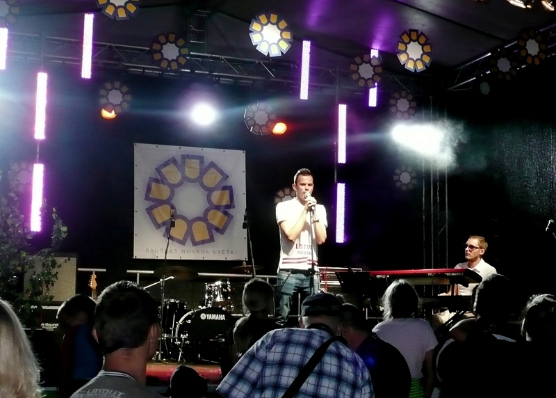 Dziedātājs Pēteris Upelnieks koncertā Bauskas novada svētkos.
Autors: Foto – Lauma Ieveniece