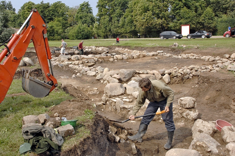 Arheologs Vitolds Muižnieks ar kolēģiem pēta Grothusu vecās pils kontūru.
Autors: Foto – Ivars Bogdanovs