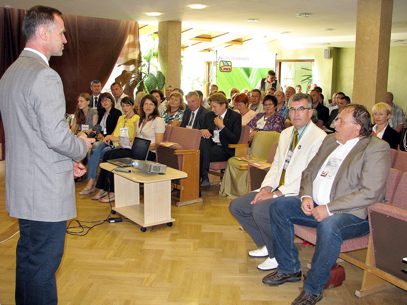 Bauskas biznesa foruma dalībniekus uzrunā uzņēmējdarbības konsultatīvās padomes vadītājs Aivars Svarenieks.
Autors: Foto – Vilnis Auzāns