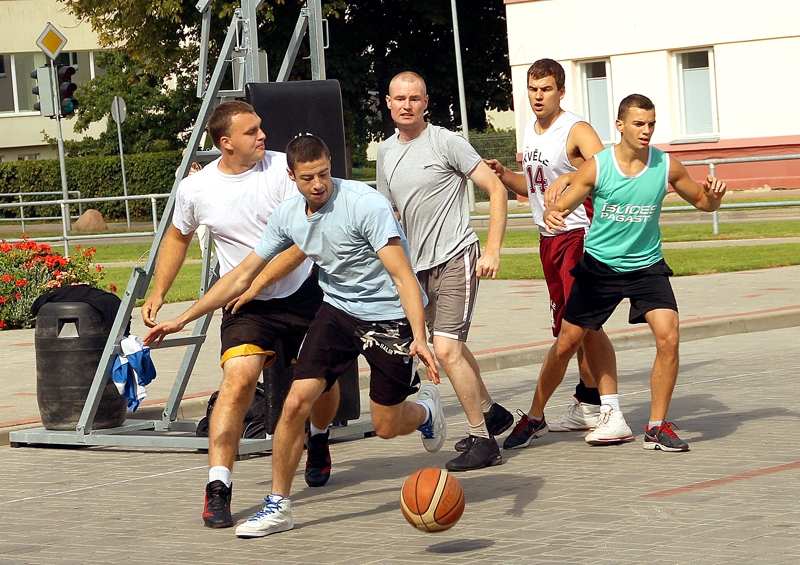 «Zirņi un Co» (baltos tērpos) spēlē pret «Īslīces» komandu.
Autors: Uldis Varnevičs