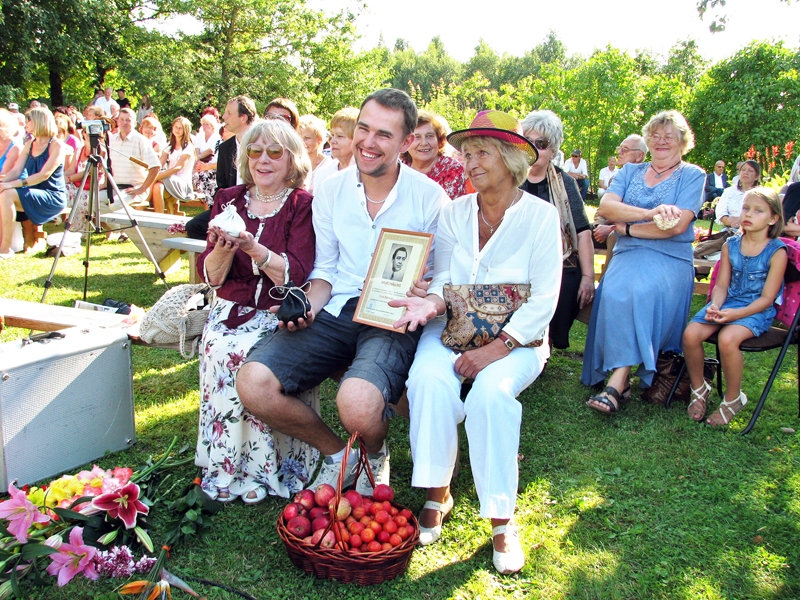 Režisora Alfreda. Amtmaņa-Briedīša prēmiju 5. augustā pasniedza Nacionālā teātra aktieriem Ausmai Ziemelei (no kreisās) un Ivaram Kļavinskim. Aktrise Inta Tirole par to bija labvēlīgi saskumusi.
Autors: Vilnis Auzāns