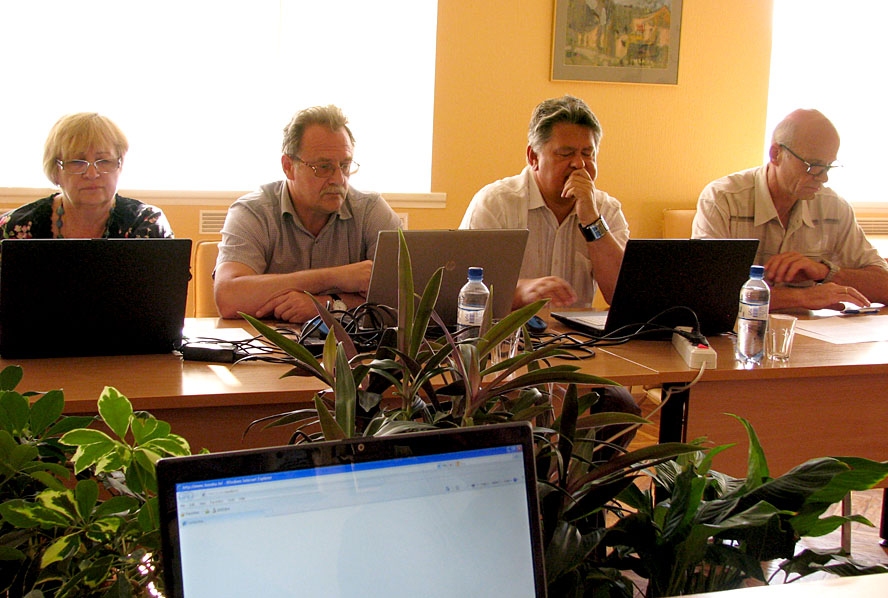 Balsojumā par izpilddirektora vietnieka amata vietas izveidi un par atalgojumu visi novada domē no partijas «Vienotība» ievēlētie deputāti - Vera Grigorjeva, Uldis Kolužs, Jānis Rumba un Jānis Feldmanis - balsoja pret. 
Autors: Vilnis Auzāns