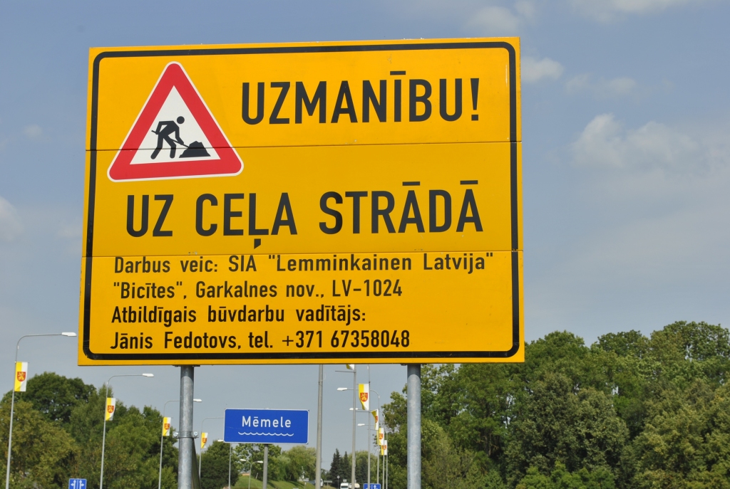 Nākamnedēļ varētu būt vairāk satiksmes ierobežojumu. Asfalta segumu atjaunos un frēzēs vismaz divās vietās, kuras varēs apbraukt pārmaiņus, reverso satiksmi regulējot ar luksoforiem.
Autors: Māris Krūmiņš