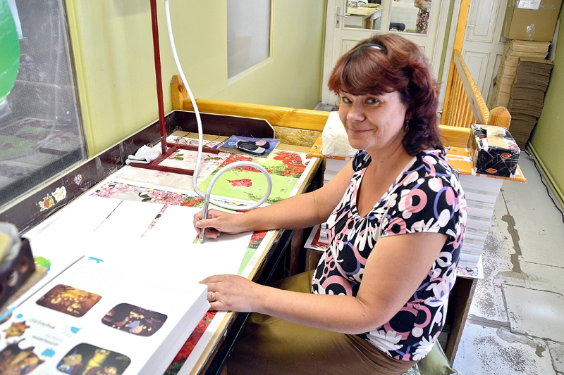 Elitai Zelmenei darbs tipogrāfijā nav svešs, uzņēmumā «Tipo Print» viņa ir labi iejutusies.
Autors: Kristaps Ābelnieks