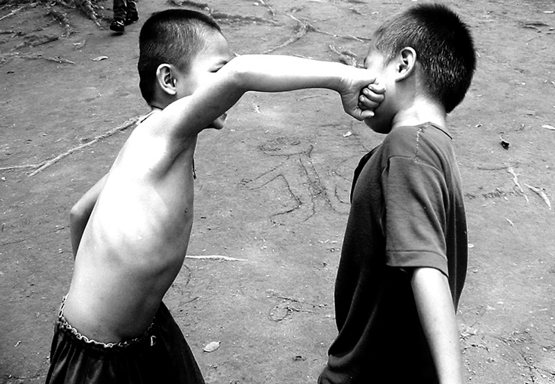 Vardarbība bērnu vidū liecina par problēmām ģimenē, kas jārisina ar vecākiem.
Autors: Foto no topnews.in.