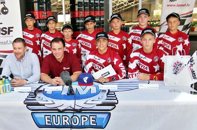 Latvijas junioru motokrosa izlase. Pirmajā rindā no labās Kristers Drevinskis un Tomass Šileika, otrajā rindā no labās Ralfs Ozoliņš. 
Autors: Foto – Kaspars Kuļikovs