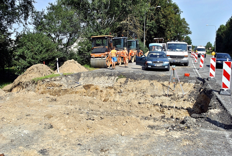 Ceļa posmā Iecava–Bauska pie Codes krustojuma šonedēļ maina caurteku.
Autors: Māris Krūmiņš