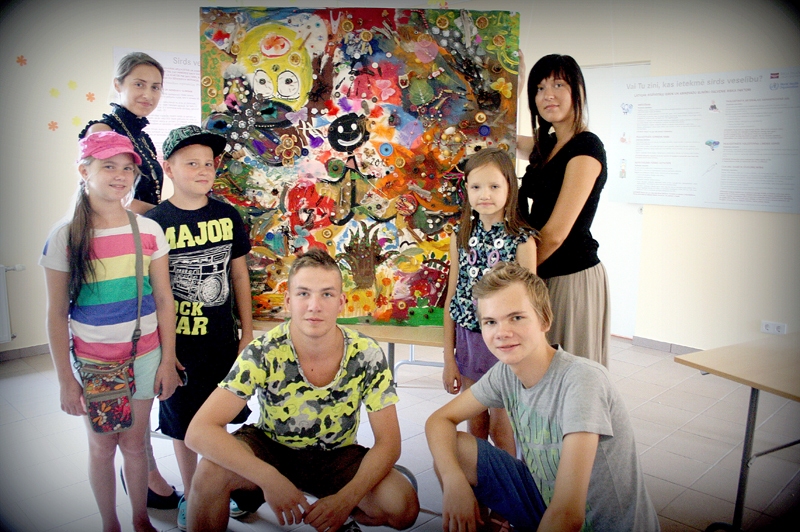 Radošajā darbnīcā tapusī glezna «Laime ir sajūtās, nevis lietās» rotās dienas centra sienu.

Autors: Zane Gorškova