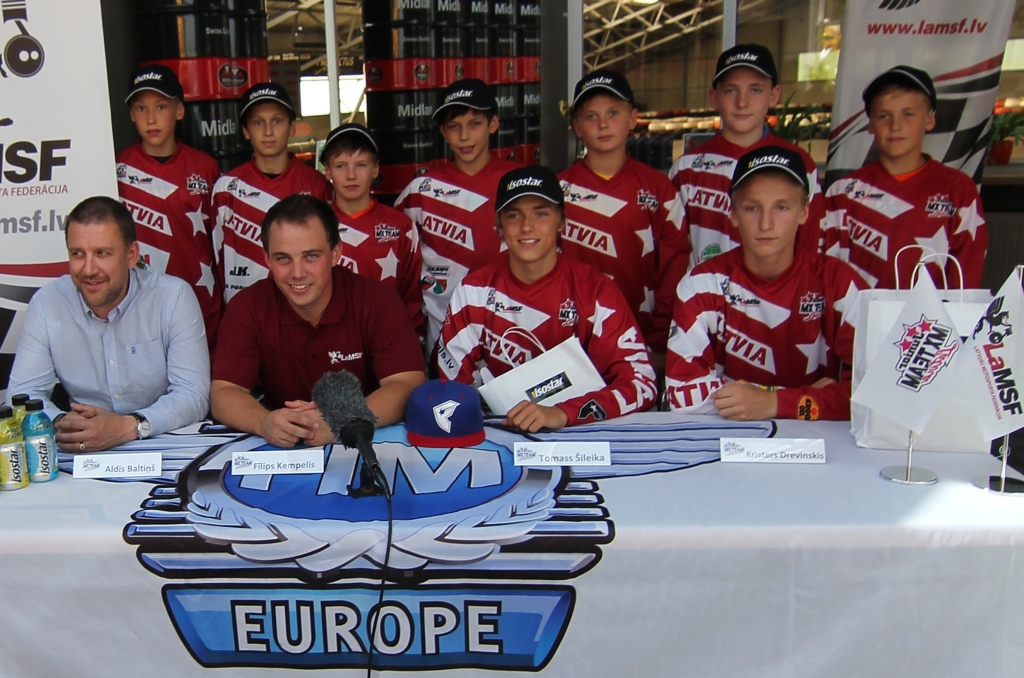 Latvijas junioru motokrosa izlase. Pirmajā rindā no labās Kristers Drevinskis un Tomass Šileika, otrajā rindā no labās Ralfs Ozoliņš. 
Autors: Kaspars Kuļikovs