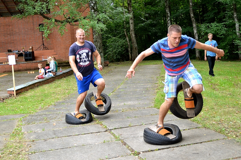 Kaspars Priedols (priekšplānā), viens no sacensību organizatoriem, piedalās individuālajā stafetē – čāpošanā ar riepām.
Autors: Kristaps Ābelnieks