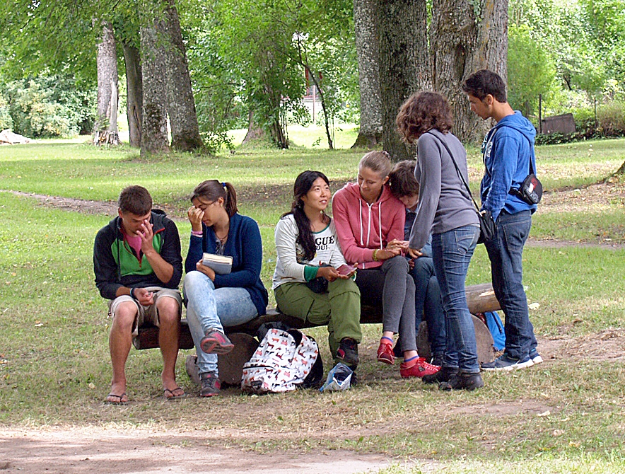 Novadā divas nedēļas pavadījusī brīvprātīgo grupa no ārvalstīm apspriež pienākumus Jauniešu dienas gaitā.
Autors: Foto – Antra Ergle