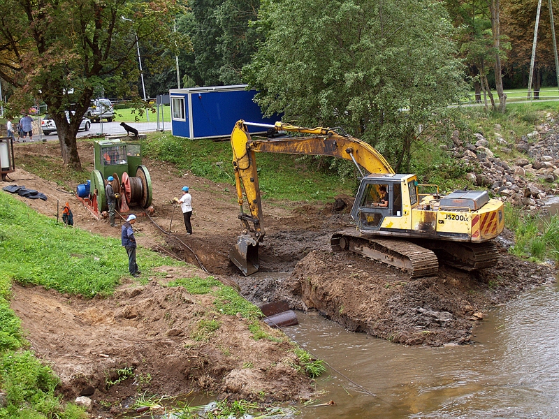 Kanalizācijas vads, ko upes gultnē pavasarī apdraudēja ejošais ledus, tagad tiks ieguldīts četru metru dziļumā.
Autors: Foto – Antra Ergle