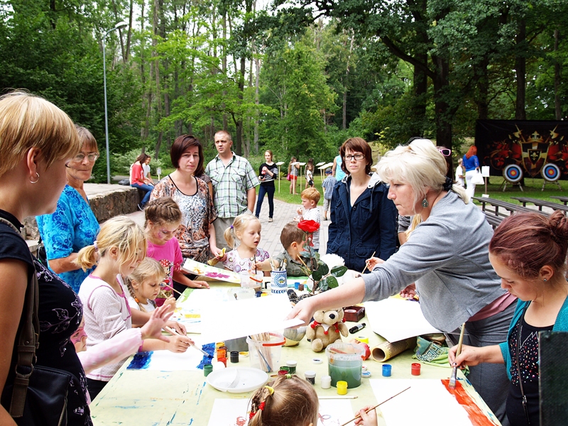 Radošās darbnīcas ar rokdarbiem, zīmēšanu, sejas un ķermeņa apgleznošanu bija populārākā atrakcija.
Autors: Foto – Antra Ergle