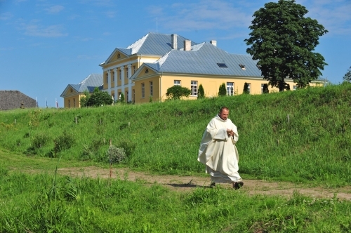 Izpostītajā Bauskas novada Bruknas muižā 2001.gadā Andrejs Mediņš izveidoja rehabilitācijas vietu 