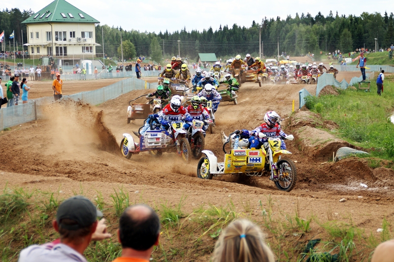 Ekipāžu Jans Hendrikss un Elvijs Mucenieks (5. numurs) otrā brauciena otrajā līkumā malā nostumj Bens Adriansens (3. numurs).
Autors: Uldis Varnevičs