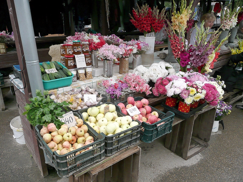 Codes piemājas saimniecībā izaudzēto tirgo Tamāra Skubrisjena.
Autors: Lauma Ieveniece