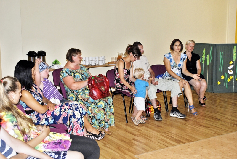 Psiholoģe Anita Zoliņa (otrā no labās) sniedz praktiskus padomus jaunajiem vecākiem par bērnu pirmajiem soļiem bērnudārzā.
Autors: Foto – Māris Krūmiņš