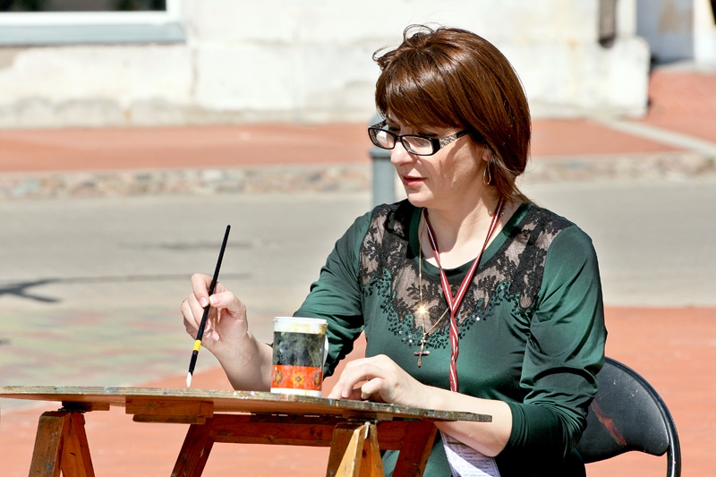 Bauskas Rātslaukumā Irine Gelašvili glezno improvizētā plenērā.
Autors: Foto – Linda Kaufmane