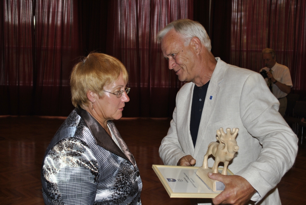 Konkursa «Eiropas gada pašvaldība 2013» Zemgales reģiona svinīgā ceremonijā otrdien, 13. augustā, Iecavas novada pašvaldībai piešķīra nomināciju «Pašvaldība veselībai Zemgalē. Balvu saņēma pašvaldības priekšsēdētājs Jānis Pelsis.
Autors: Māris Krūmiņš