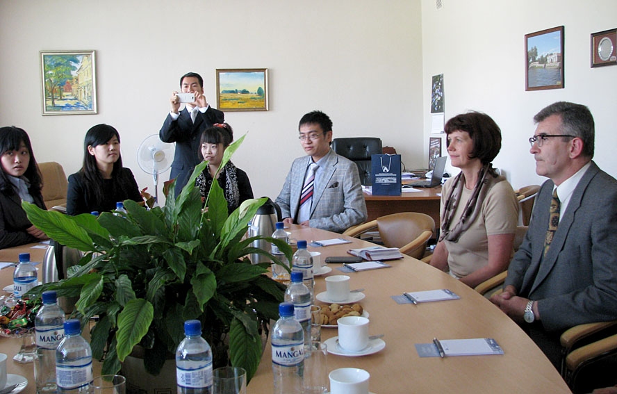 Taipejas jaunieši pieņemšanā Bauskas novada domē. Ar viņiem runāja novada domes priekšsēdētājs Raitis Ābelnieks un attīstības un plānošanas nodaļas vadītāja Ilze Tijone.
Autors: Vilnis Auzāns