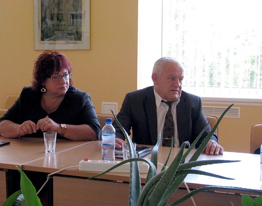 Bauskas novada domes priekšsēdētāja vietnieks, bijušais pansionāta «Derpele» direktors Alvis Feldmanis, pārliecina kolēģus par iestādes telpu optimizāciju. Viņa ieceri pozitīvi vērtē deputāte Rudīte Čakāne.
Autors: Vilnis Auzāns