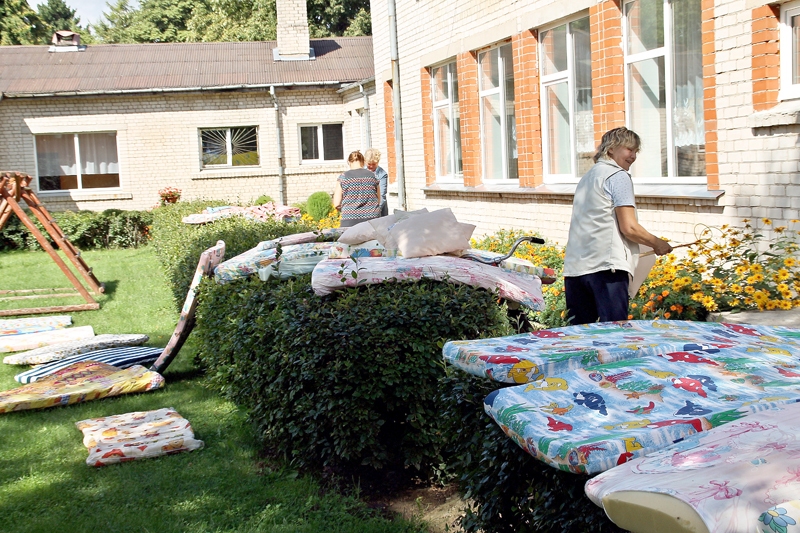 Misas vidusskolas bērnudārza darbinieces, gatavojoties jaunajam mācību gadam, kārtīgi izpurina matračus un gultas veļu. 
Autors: Foto – Uldis Varnevičs
