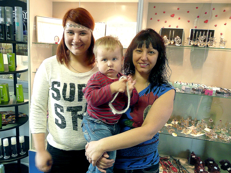 Trīs paaudzes. Karina (no kreisās), dēliņš Arkādijs un Marina Švabe – māmiņa un vecmāmiņa vienā personā.
Autors: Foto – Lauma Ieveniece