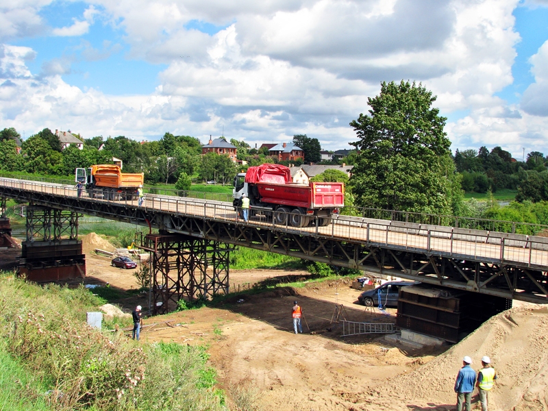 Pagaidu tilta pār Mūsu slodzes pārbaudi veica katram tā laidienam atsevišķi. Darbus organizēja SIA «Inženierbūve». 
Autors: Vilnis Auzāns