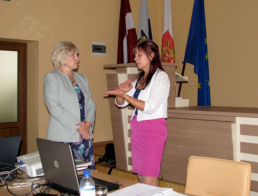 Par ētikas kodeksa izstrādi pirms komitejas sēdes debatē izglītības, kultūras un sporta lietu komitejas vadītāja Inita Nagņibeda ( no labās) un deputāte, kodeksa izstrādes idejas iniciatore Aija Spriņķe.
Autors: Vilnis Auzāns