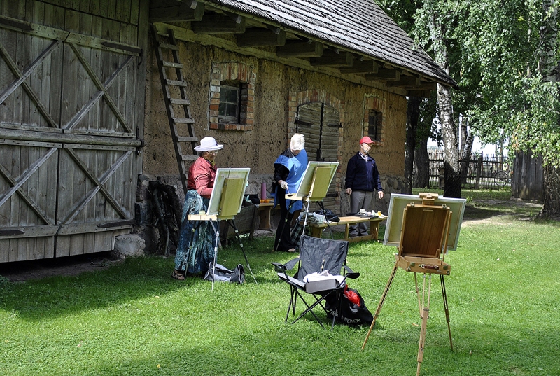 Mākslas mīļotājus priecēja jauki laikapstākļi.
Autors: Māris Krūmiņš