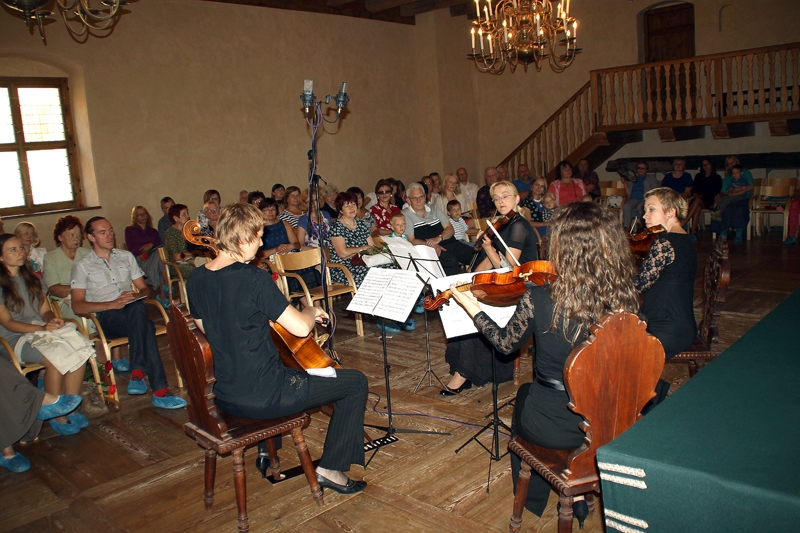 Koncerts «16 stīgu burvība» Bauskas pilī bija labi apmeklēts. 
Autors: Uldis Varnevičs