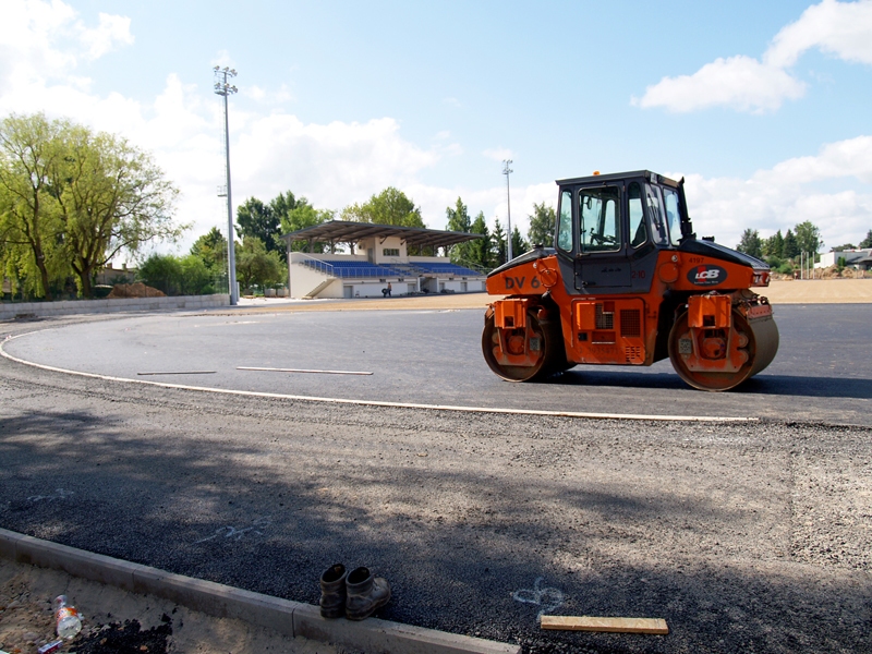 Topošajā stadionā pie Iecavas vidusskolas asfaltēšana un citi darbi rit arī sestdienās.
Autors: Foto – Antra Ērgle
