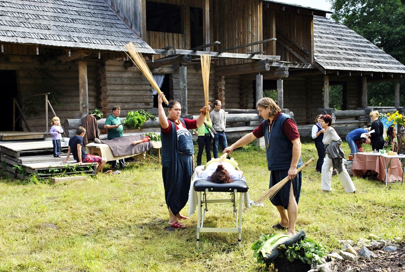BĀRBELIEŠI Ivars un Kristīne VallerI brīvā dabā «Saules zaķīšos» demonstrē pirts rituālus ar kailslotu pēršanu, fonā notiek masāža ar kļavu slotiņām un tirgošanās.
Autors: Foto – Māris Krūmiņš