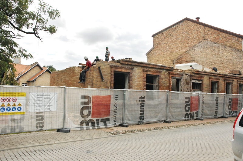 Bauskā pagājušajā nedēļā SIA «Kvintets M» strādnieki veica demontāžas darbus Plūdoņa ielas 50. namam. Šonedēļ varētu sākties jaunās piebūves pamatu rakšana. Ēku zem jumta iecerēts dabūt līdz ziemai, lai aukstajā sezonā var sākt iekšdarbus. 
Autors: Ivars Bogdanovs