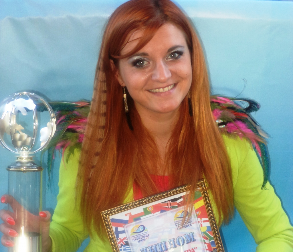 Sabīne Berezina ar konkursa «Teritorija mira» galveno balvu.