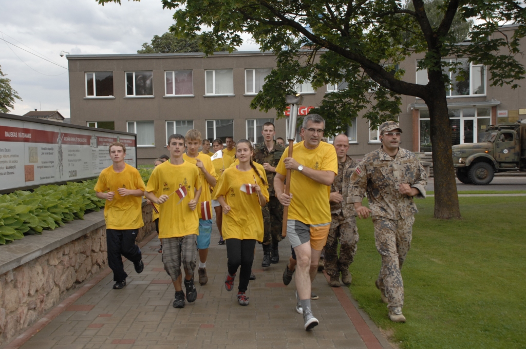 Skrējiens «Apkārt Latvijai» ar lielu baušķenieku atbalstu vijas caur Bauskas novadu. Lāpu nes Raitis Ābelnieks. 
Autors: Ivars Bogdanovs