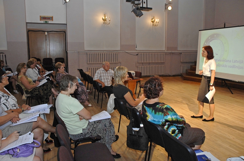 Otrdien, 20. augustā, seminārā Bauskā par eiro ieviešanas vadlīnijām uz diskusiju ar Finanšu ministrijas eksperti Eiro projekta vadītāju Daci Kalsoni ieradās pašvaldību pārstāvji un uzņēmēji.
Autors: Ivars Bogdanovs