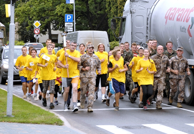 Skrējiens «Apkārt Latvijai» ar lielu baušķenieku atbalstu vijas caur Bauskas novadu. Lāpu nes Raitis Ābelnieks. 
Autors: Ivars Bogdanovs