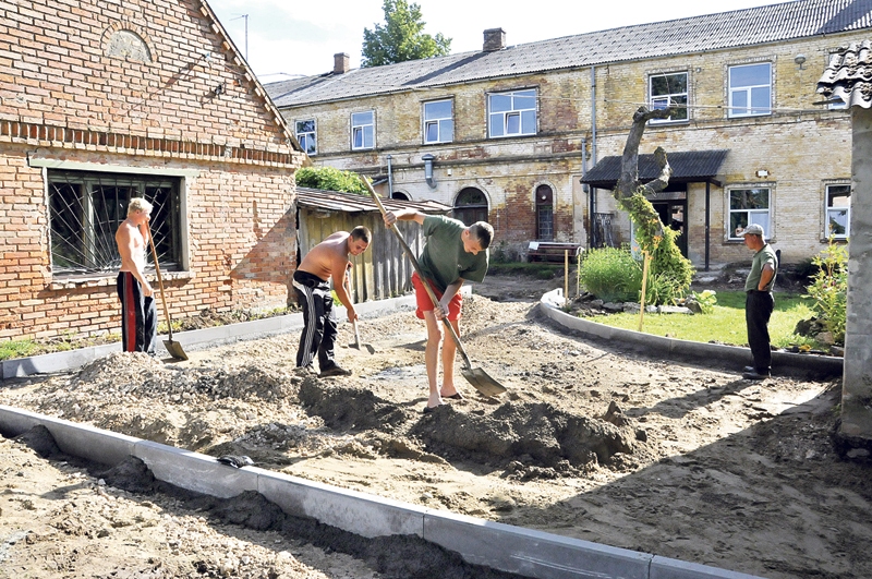 Pamūšas speciālajai internātpamatskolai liels ieguvums ir Bauskas novada domes atbalstītie skolas teritorijas sakārtošanas projekti, jo valsts neatvēl mācību iestādei visu solīto finansējumu. 
Autors: Foto no «Bauskas Dzīves» arhīva.